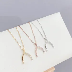 Collane con ciondolo a forcella minimaliste in oro, oro rosa e argento con zirconi fini