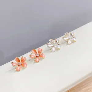 Elegante S925 zilveren naald bloem oorknoppen in perzikroze en parelwitte kleuren