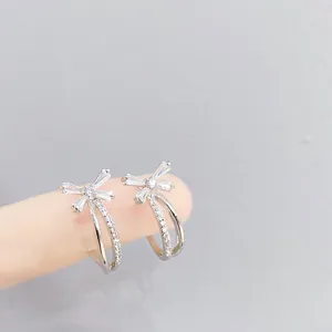Elegante s925 Silber Schleifenohrringe mit glänzenden Zirkonia Kristallen im Doppelreif