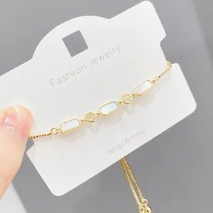 Détail d'un bracelet doré réglable avec incrustations de nacre sur carte à bijoux