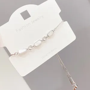 Vue détaillée du bracelet ajustable en argent avec incrustations de coquillages rectangulaires