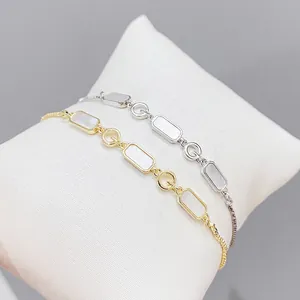 Vue détaillée des bracelets réglables avec breloques en nacre et maillons en métal en G