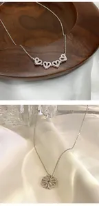 Dettaglio della collana in argento che mostra il cambio da quattro cuori a quadrifoglio