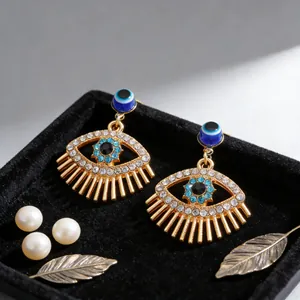 Evil eye oorbellen met blauwe kralen en strass in een zwart fluwelen doosje