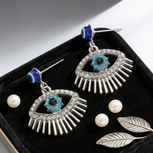 Elegante evil eye hangende oorbellen met fonkelende strassteentjes en blauwe kristallen