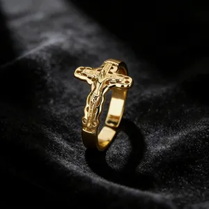 Vergoldeter Kruzifix-Ring mit Jesus-Gravur auf einem schwarzen Samthintergrund