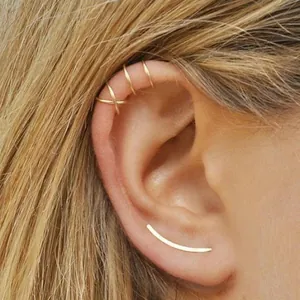 Vergoldete Doppel-C Ohrmanschette und Ohrstecker-Set für Damen im minimalistischen Stil