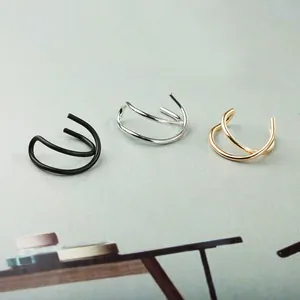 Minimalistische doppellagige U-Ohrklemmen in Mattschwarz, Silber und Gold für Damen