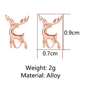 Dettaglio orecchini a lobo a forma di renna oro rosa con misure 0,9 cm x 0,7 cm e peso