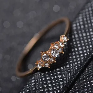 Anello da donna minimalista placcato oro 18k con cinque pietre di zircone bianco lucenti