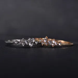Eleganti anelli sottili placcati in oro 18k con cluster di zirconi su sfondo nero