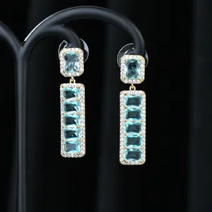 Orecchini pendenti placcati oro con zirconi blu micro-pavé e perni in argento S925