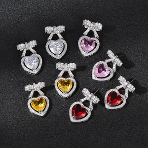 Dettaglio degli orecchini a cuore in zircone colorato con design a farfalla micro-set