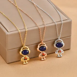Détails des pendentifs astronaute en or, or rose et argent sur un présentoir en cuir