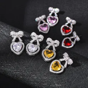 Eleganti orecchini a perno a farfalla e cuore con zirconi colorati brillanti in quattro colori