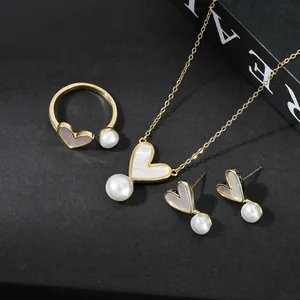 Elegante set gioielli cuore dorato con collana di perle, anello aperto e orecchini