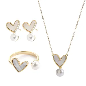 Elegante set di gioielli dorati con pendenti a cuore, perle bianche e anello regolabile