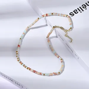 Détail macro du collier de perles bohème fait main avec fermoir mousqueton doré