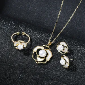 Elegante set di gioielli con fiori di camelia bianca e perle in finitura dorata
