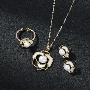 Elegante Set di Gioielli in Rame a Forma di Camelia Con Perno in Argento Sterling 925 Zirconia Perla Sintetica Collana Anello Donna