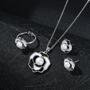 Elegante set di gioielli camelia argento con collana di perle, orecchini e anello aperto