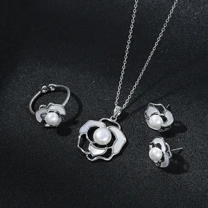 Set gioielli camelia con collana argento, anello e orecchini di perle su base nera