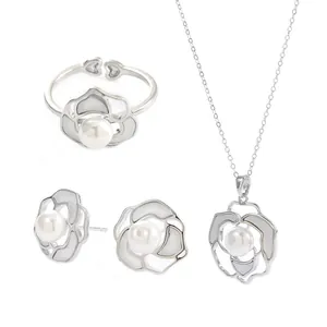 Elegante set gioielli camelia con perle inclusi collana anello e orecchini a perno