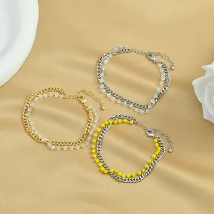 Dettaglio di bracciali in cristallo a doppio strato con chiusura a moschettone