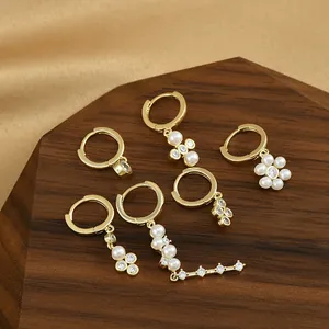 Drei Paar elegante vergoldete Ohrring-Sets mit weißen Perlen und funkelnden Zirkonia