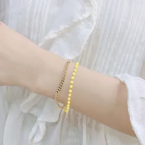 Set bracciale a doppio strato con catena piatta dorata e perline quadrate gialle opache