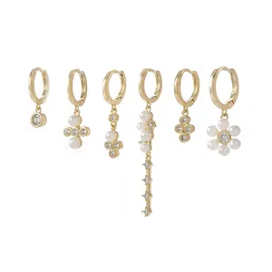 Set mit sechs goldenen Creolen mit Perlen und Zirkonia in eleganten Blütenblatt-Designs