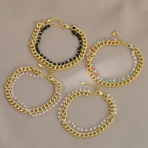 Dettaglio di quattro bracciali a doppia catena colorata con chiusura a moschettone e catena