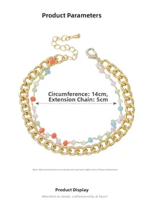 Dettaglio di bracciale a catena dorata a strati con perline e catena di estensione 5cm