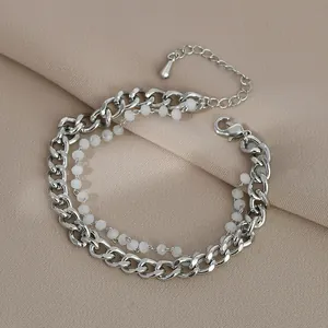 Dettaglio del bracciale a doppio strato con catena cubana argento e perline traslucide sottili