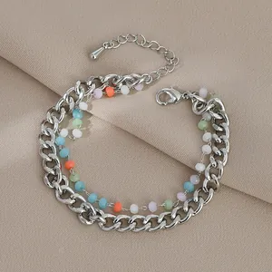 Bracciale a doppio strato con perline satinate colorate e chiusura a moschettone
