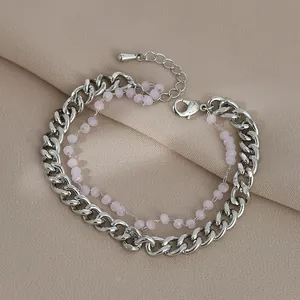 Dettaglio del bracciale a doppia catena argento con perline rosa e chiusura a moschettone