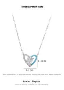 Détail d'un pendentif cœur asymétrique de 1,4 cm avec émail bleu et oxydes de zirconium