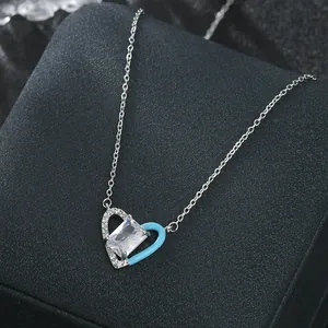 Collier cœur en argent avec émail bleu, oxyde de zirconium et accents scintillants