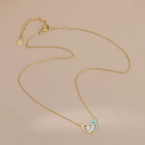 Vue détaillée du collier doré avec pendentif cœur en émail bleu et pierres de zircone