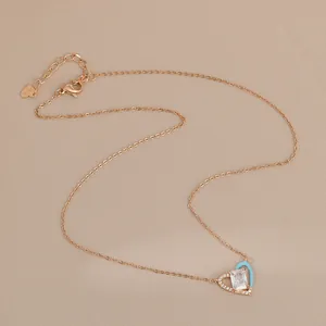 Détail du collier cœur en or rose avec émail bleu, zircon cubique et fermoir mousqueton