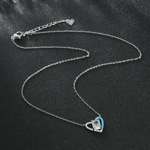 Détail du poinçon S925 sur collier coeur avec émail bleu et pierre de zircone