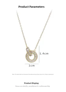 Dettaglio del ciondolo a due anelli d'oro con zirconi, dimensioni di 1 cm per 1,4 cm
