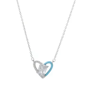 Collier cœur asymétrique avec émail bleu et zircone cubique sur une chaîne argentée
