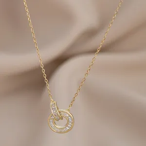 Macro di collana dorata a doppi anelli intrecciati con zirconi cubici scintillanti