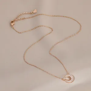 Dettaglio della collana a doppio anello in oro rosa con zirconi e marchio S925
