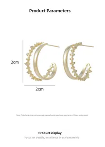 Detailansicht der goldenen Doppel-C-Ohrringe mit Zirkonia-Inlay und 2 cm Maßen