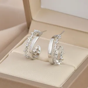 Elegante silberne C-förmige Doppel-Creolen mit Zirkonia in einer Schmuck-Geschenkbox