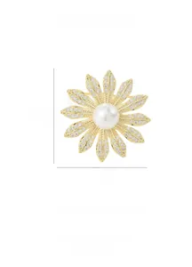 Detailed view of daisy flower brooch with 3cm x 3cm size guide and white pearl center
