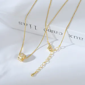 Squisita collana dorata con pendente cilindrico micro-incastonato di zirconi per donne