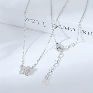 Raffinata collana in argento con ciondolo a farfalla in zircone a doppio strato e chiusura a moschettone
